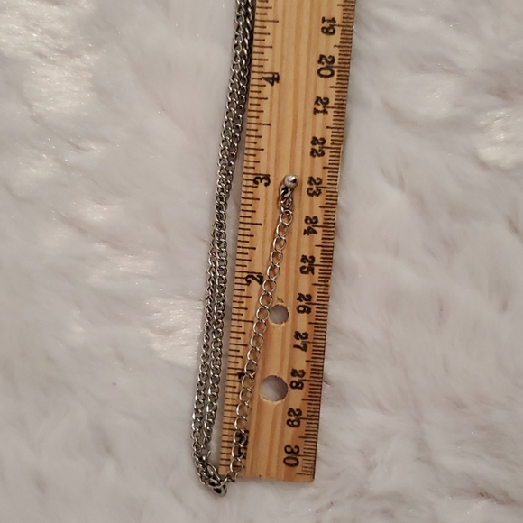 Cluster of faux pearls on a silver tone chain with a tassel also Classic Beauty - Picture 4 of 6